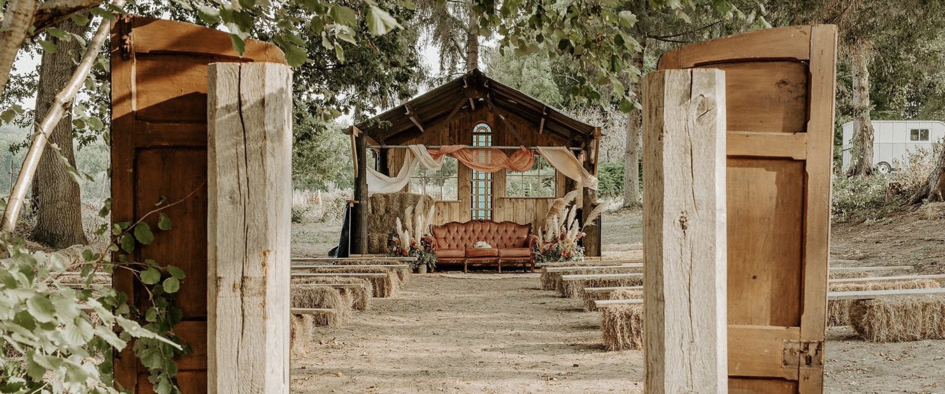 OAK TREE BARN WEDDINGS